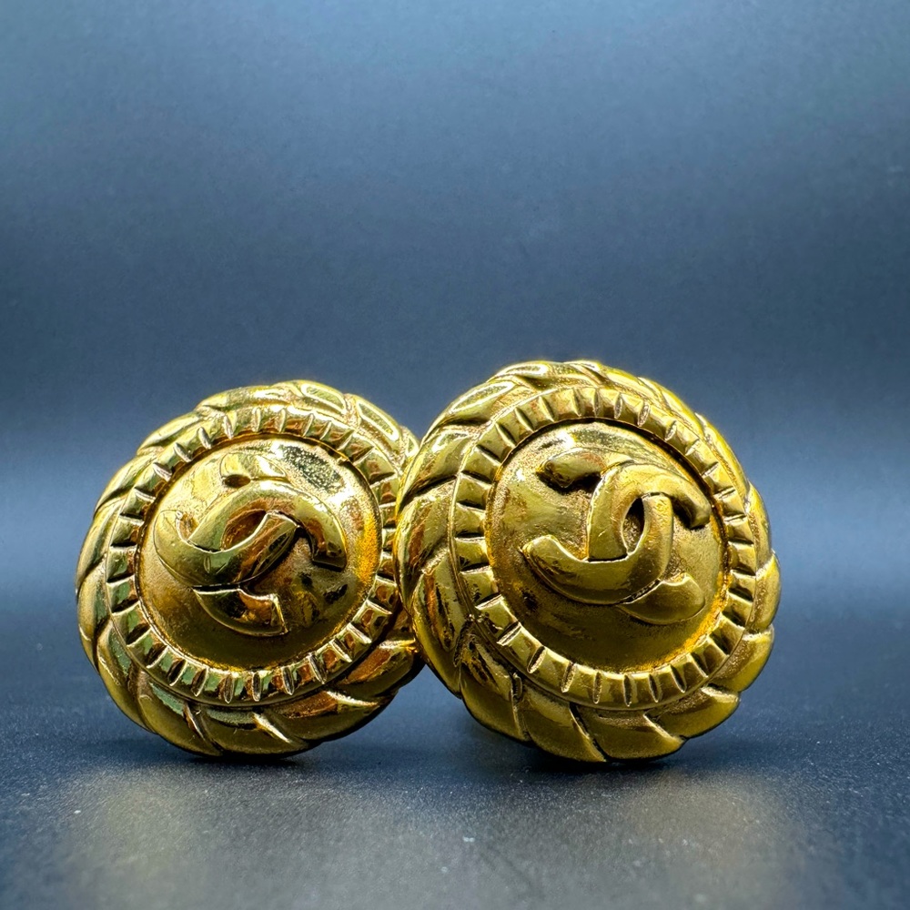 ‼️FINAL PRICE‼️ LOT 904 24K gold plated Chanel vintage clip on earrings